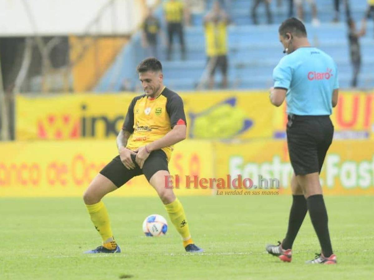 El polémico gesto de Ramiro Rocca tras anotar gol; árbitro no lo amonesta