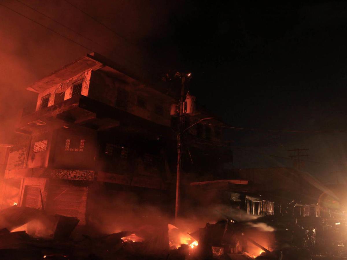 Comisario Carrasco: En puestos son más de 100 los afectados por incendio en mercado Medina de SPS