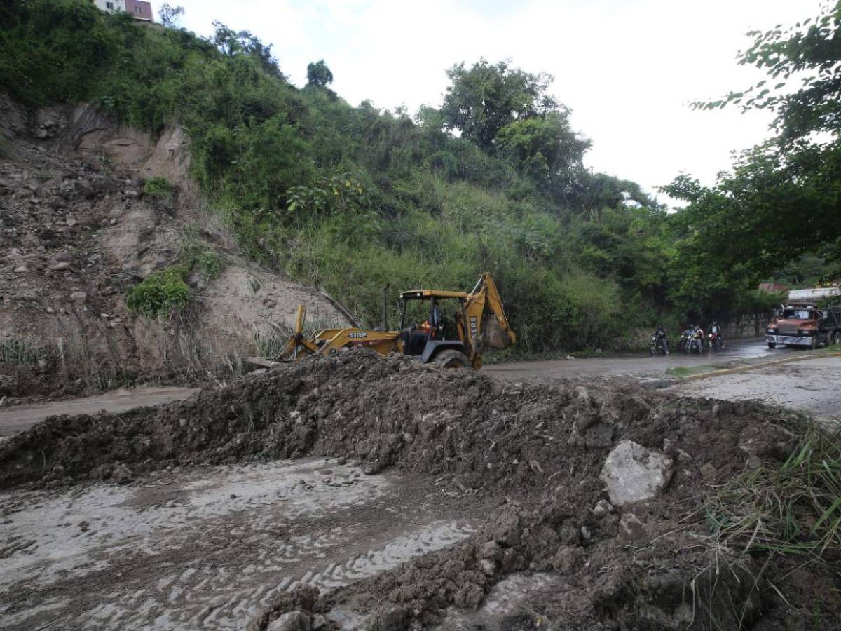 Derrumbe bloquea paso vehicular entre la Mayangle y el bulevar Fuerzas Armadas