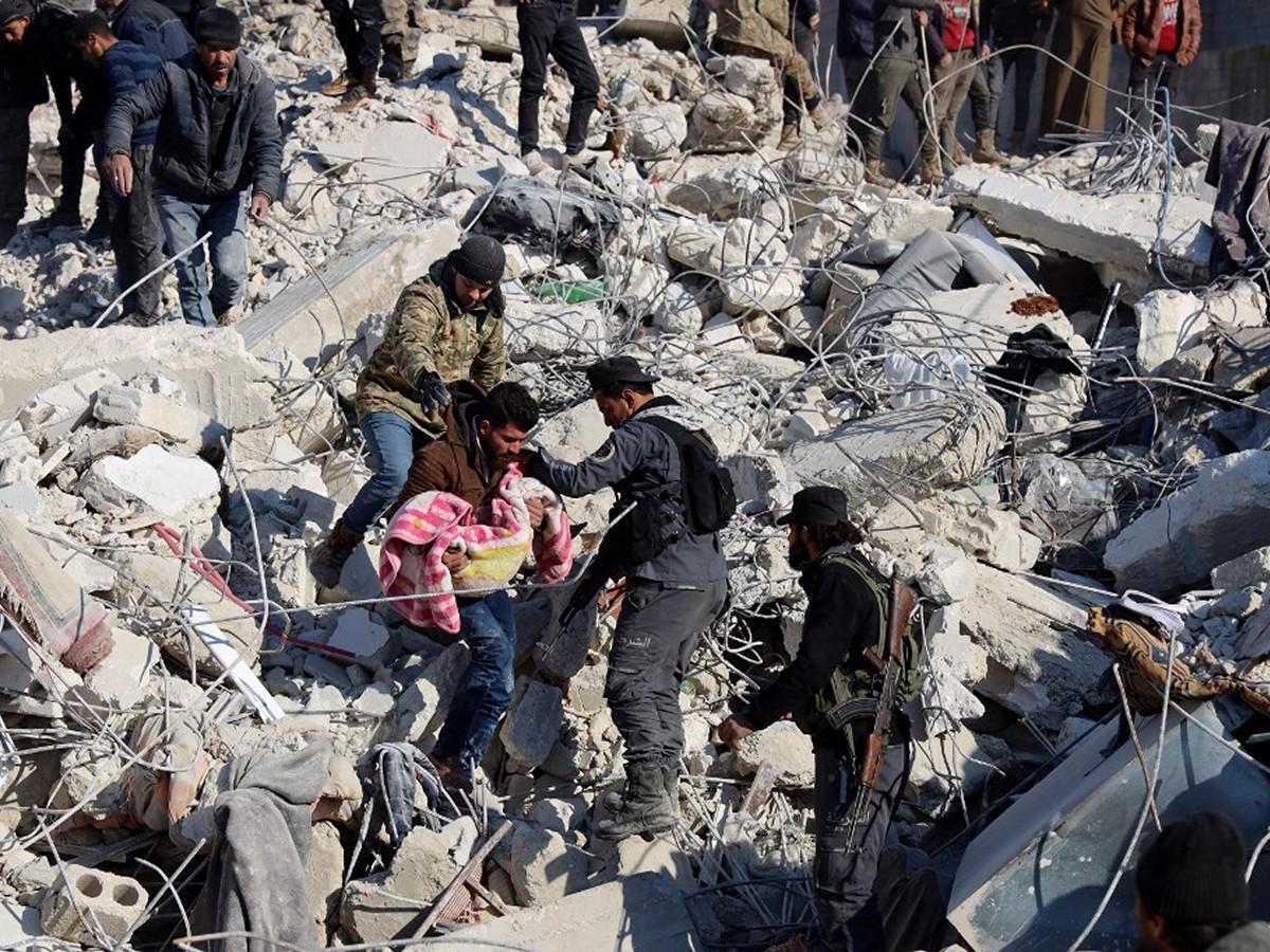 A 11,200 aumenta cifra de muertos por sismos en Turquía y Siria