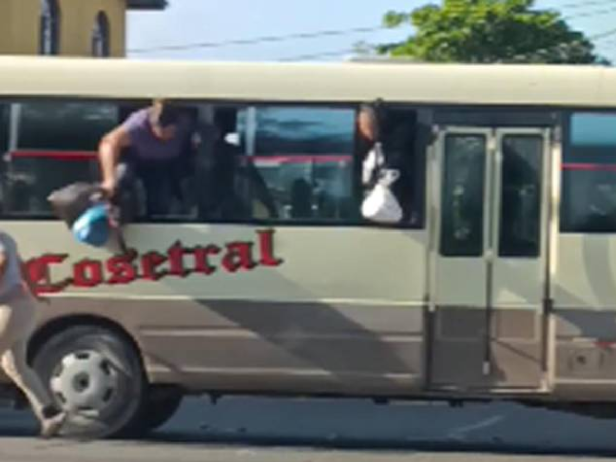 Momento en el que los pasajeros intentaron salir por las ventanas.