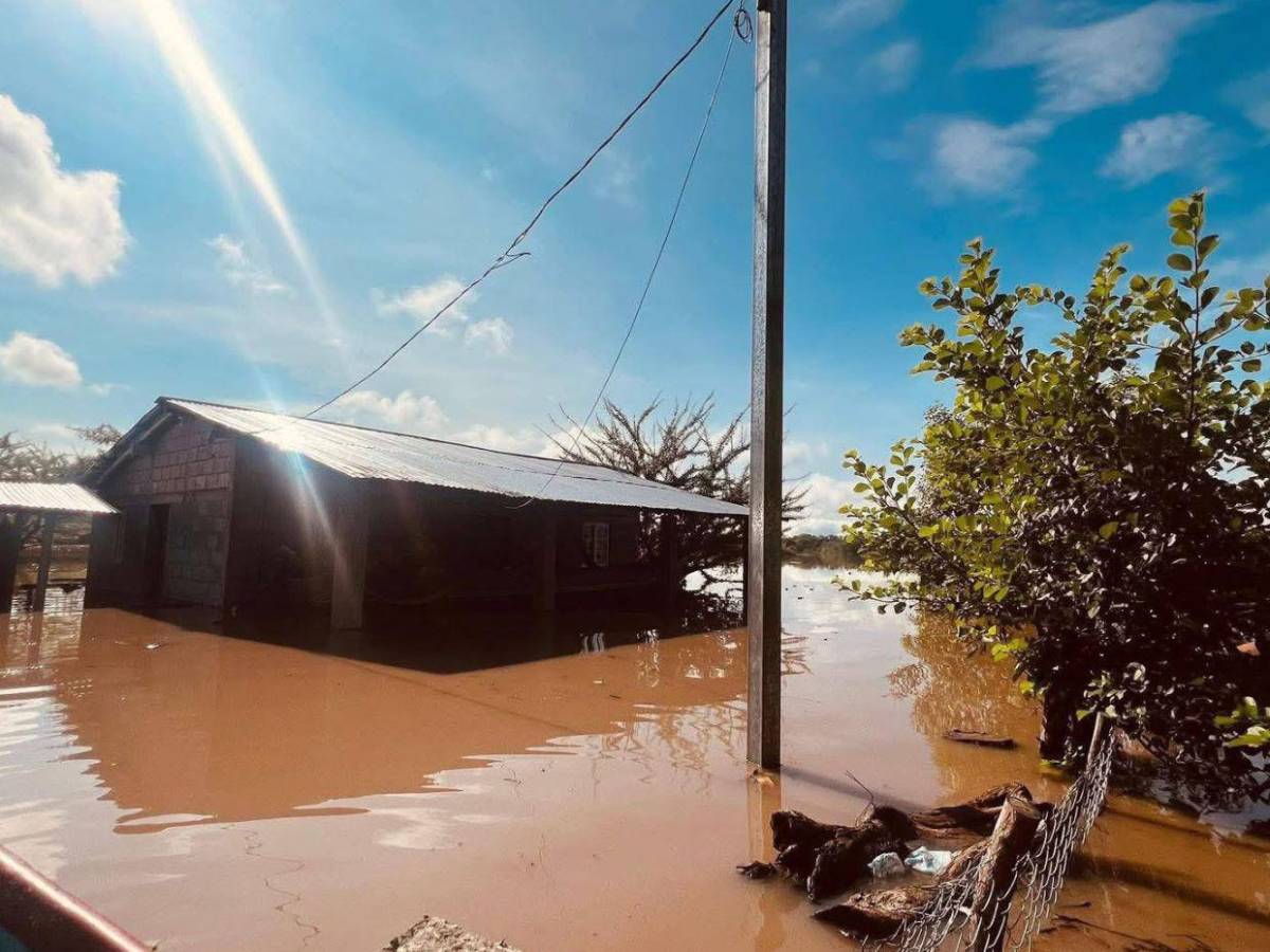Incomunicados e inundados por fuertes lluvias en Costa de los Amates y El Cubulero