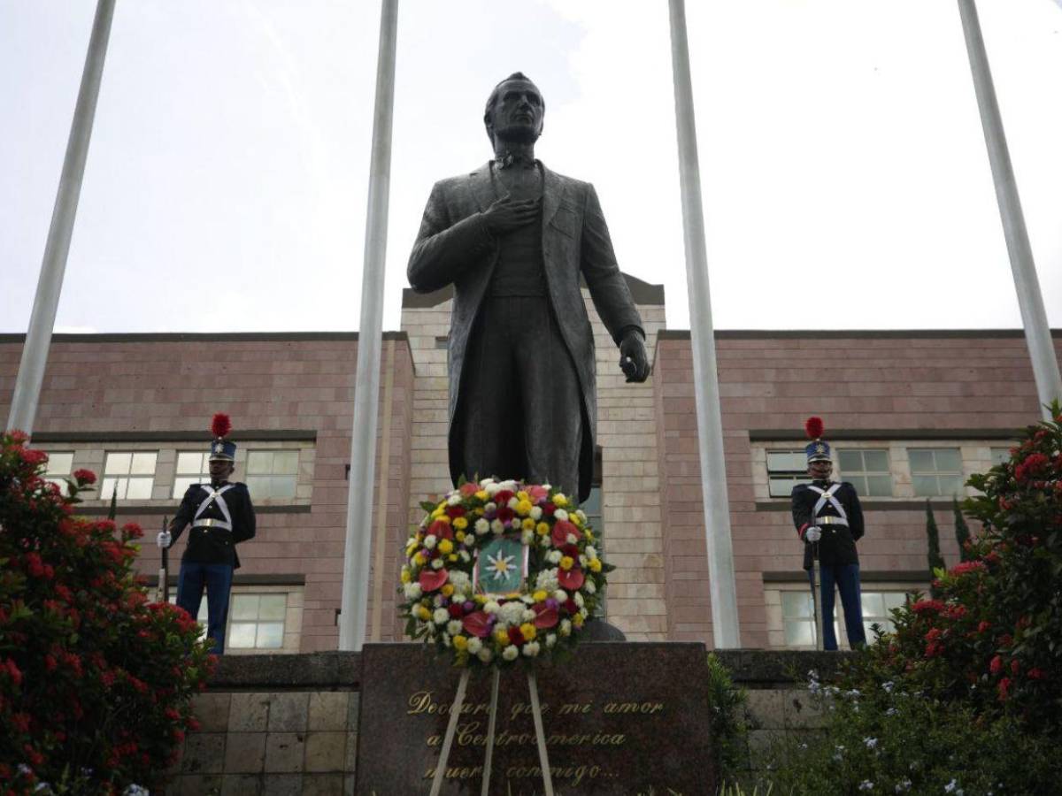 Con guardia de honor y ofrendas florales, conmemoran el Día del Soldado Hondureño