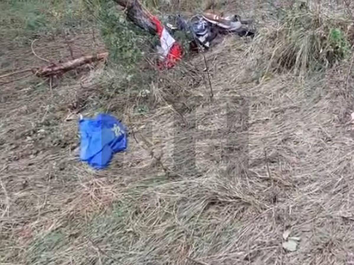 Zapatos, banderas y vidas destrozadas, evidencias en sitio del accidente en Santa Bárbara