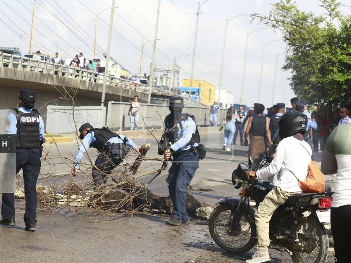 Con gas lacrimógeno y chorros de agua desalojan protestas por aumento a tasa municipal en El Progreso