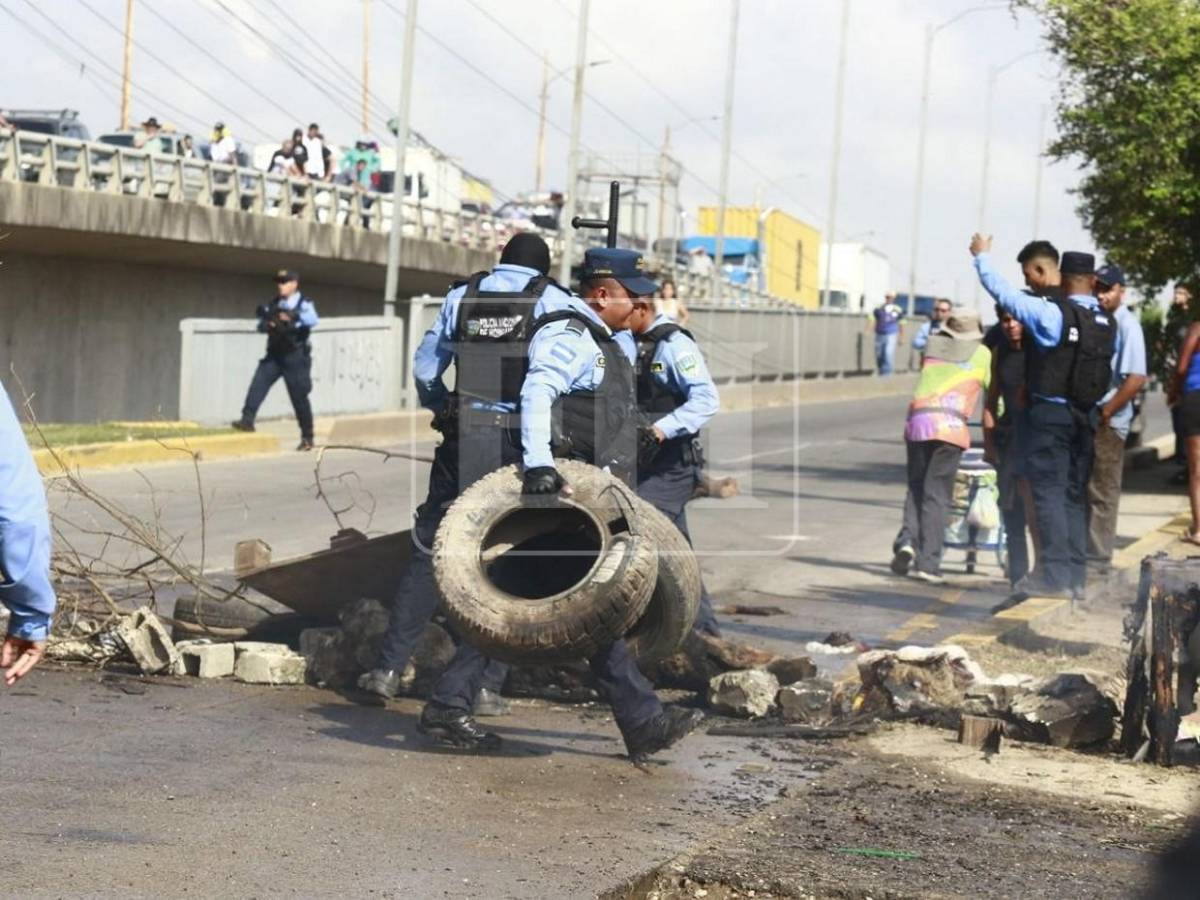 Con gas lacrimógeno y chorros de agua desalojan protestas por aumento a tasa municipal en El Progreso