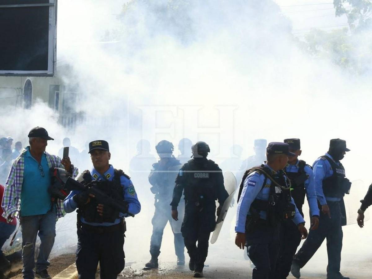 Con gas lacrimógeno y chorros de agua desalojan protestas por aumento a tasa municipal en El Progreso