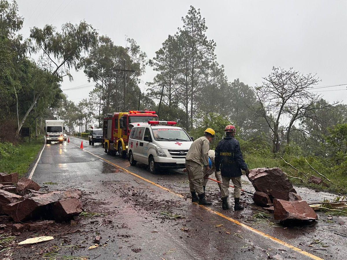 Las autoridades continúan monitoreando la situación para prevenir futuros incidentes debido a las persistentes lluvias.