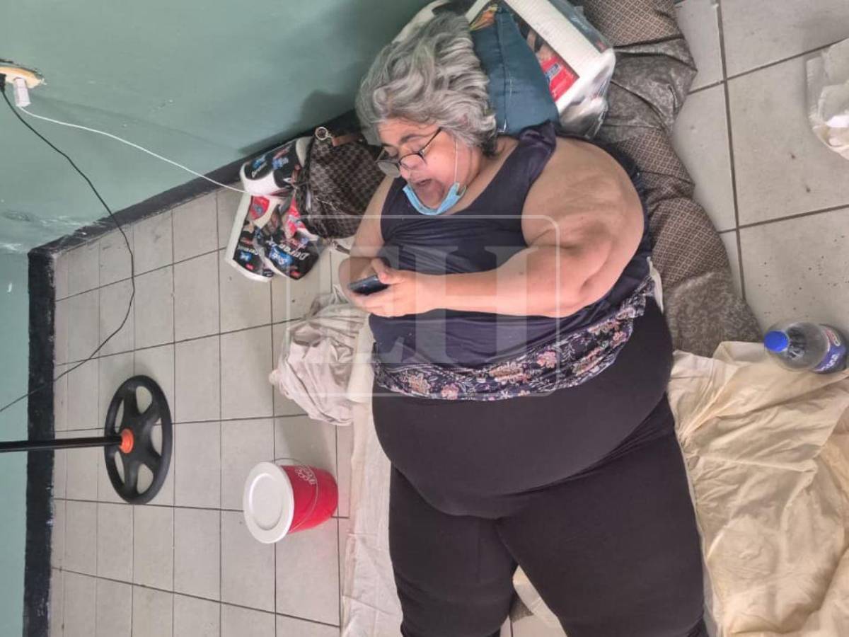 Con equipo de bomberos sacan el féretro de Nasser Hilsaca; murió pesando más de 630 libras