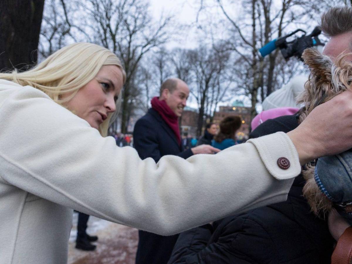 La princesa Mette-Marit habla sobre su vínculo con Epstein: Fui manipulada y engañada