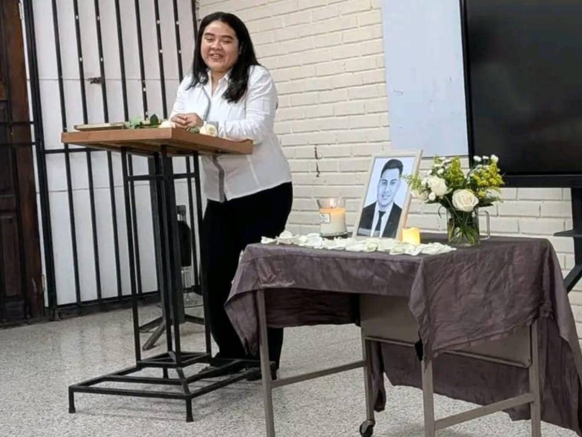 Rinden homenaje a Christian Mendoza, estudiante de Periodismo que falleció en accidente