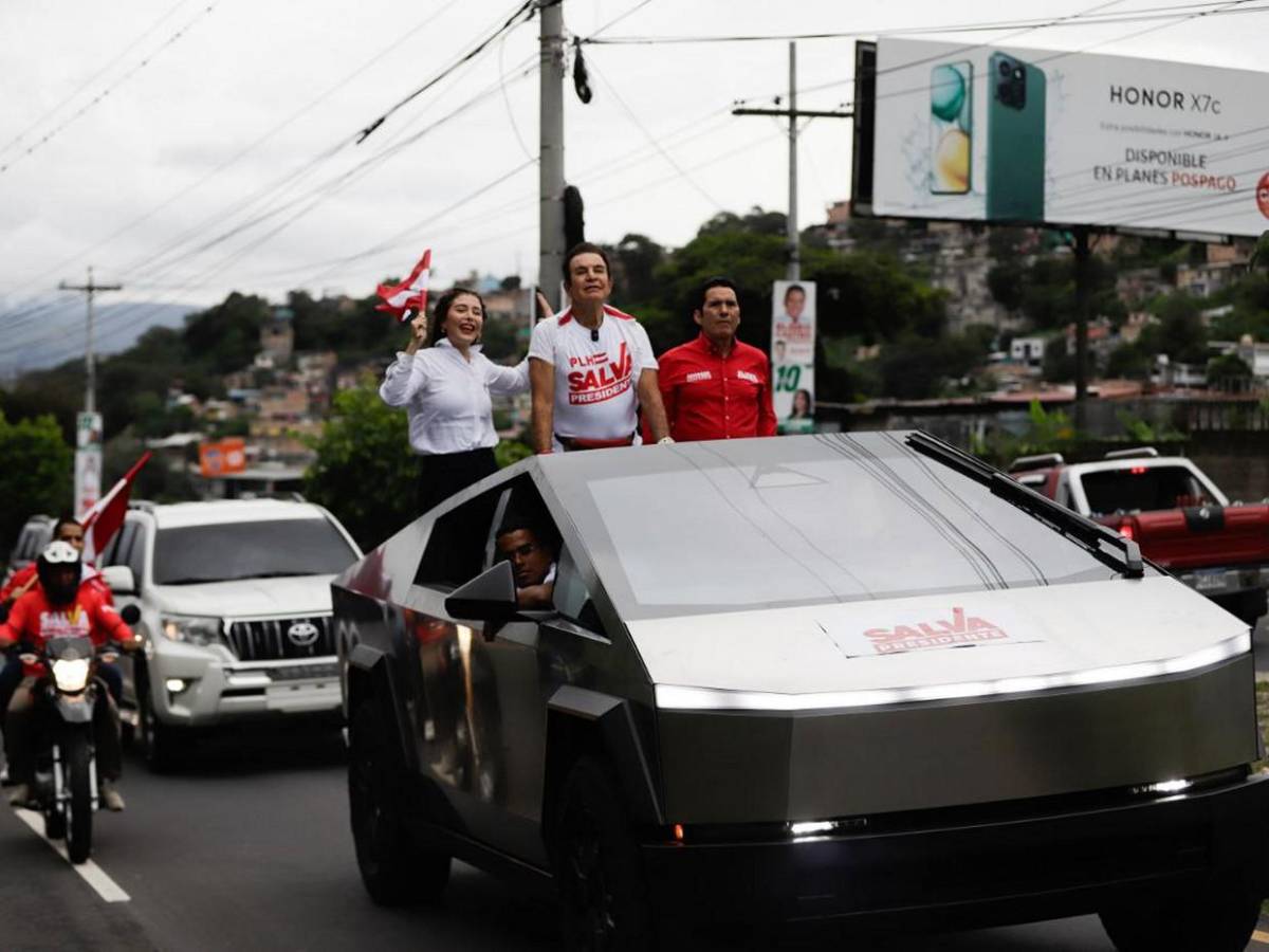 Salvador Nasralla lidera caravana en bulevar Fuerzas Armadas de Tegucigalpa
