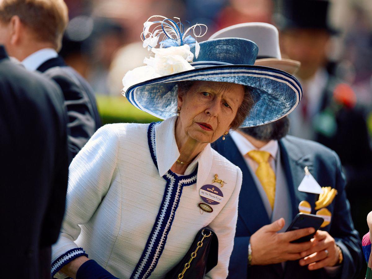 Princesa Ana sale del hospital tras accidente con un caballo