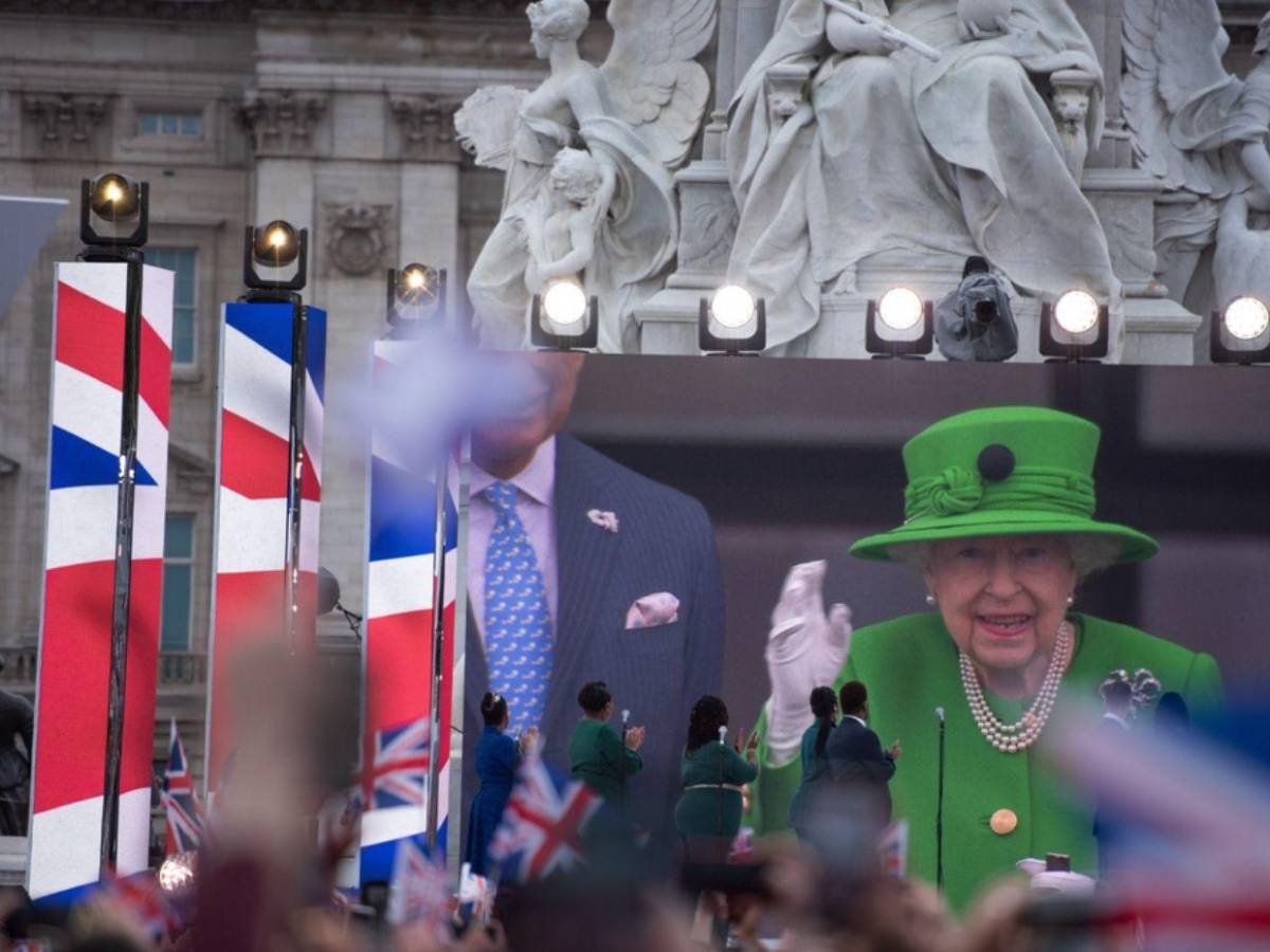 El libro que revela cómo Isabel II se distanció del príncipe Harry en sus últimos años