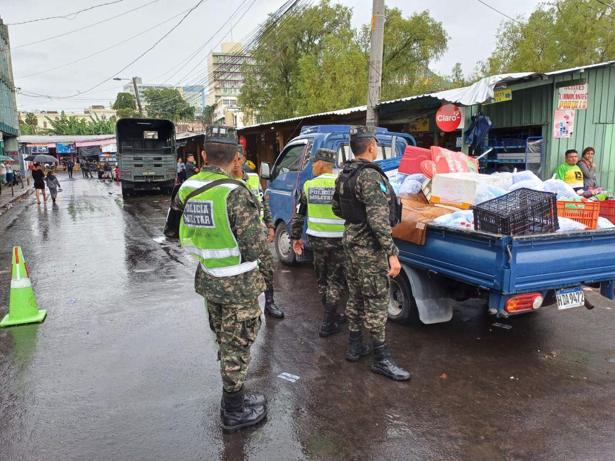 Evacúan a vendedores del mercado Primera Avenida por crecida del río Choluteca