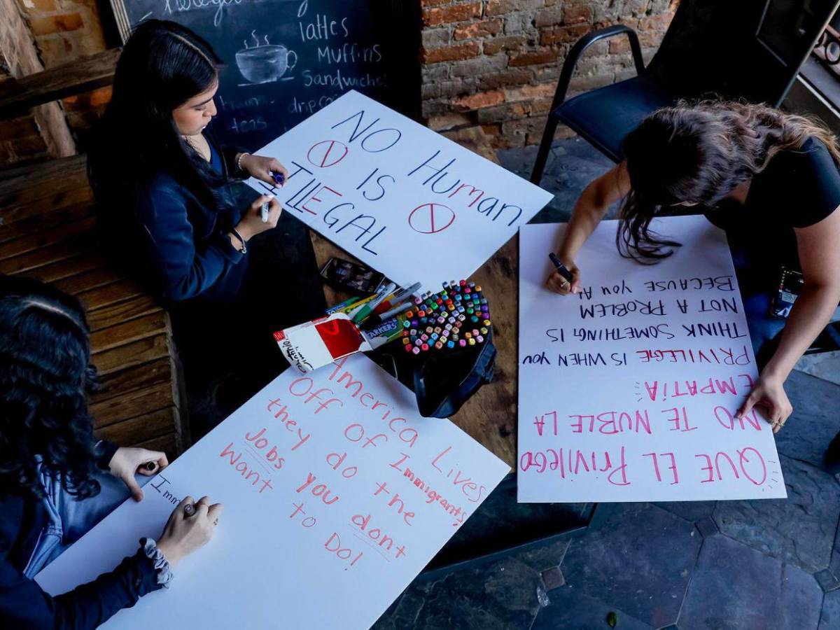 Miles de migrantes protestan contra redadas y deportaciones de Donald Trump