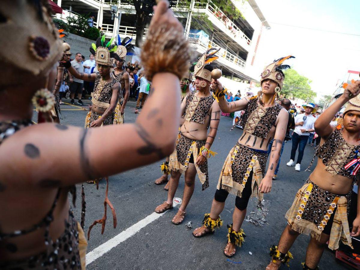 Pintorescos y patrióticos: cuadros culturales engalanan desfiles patrios 2024 en la capital