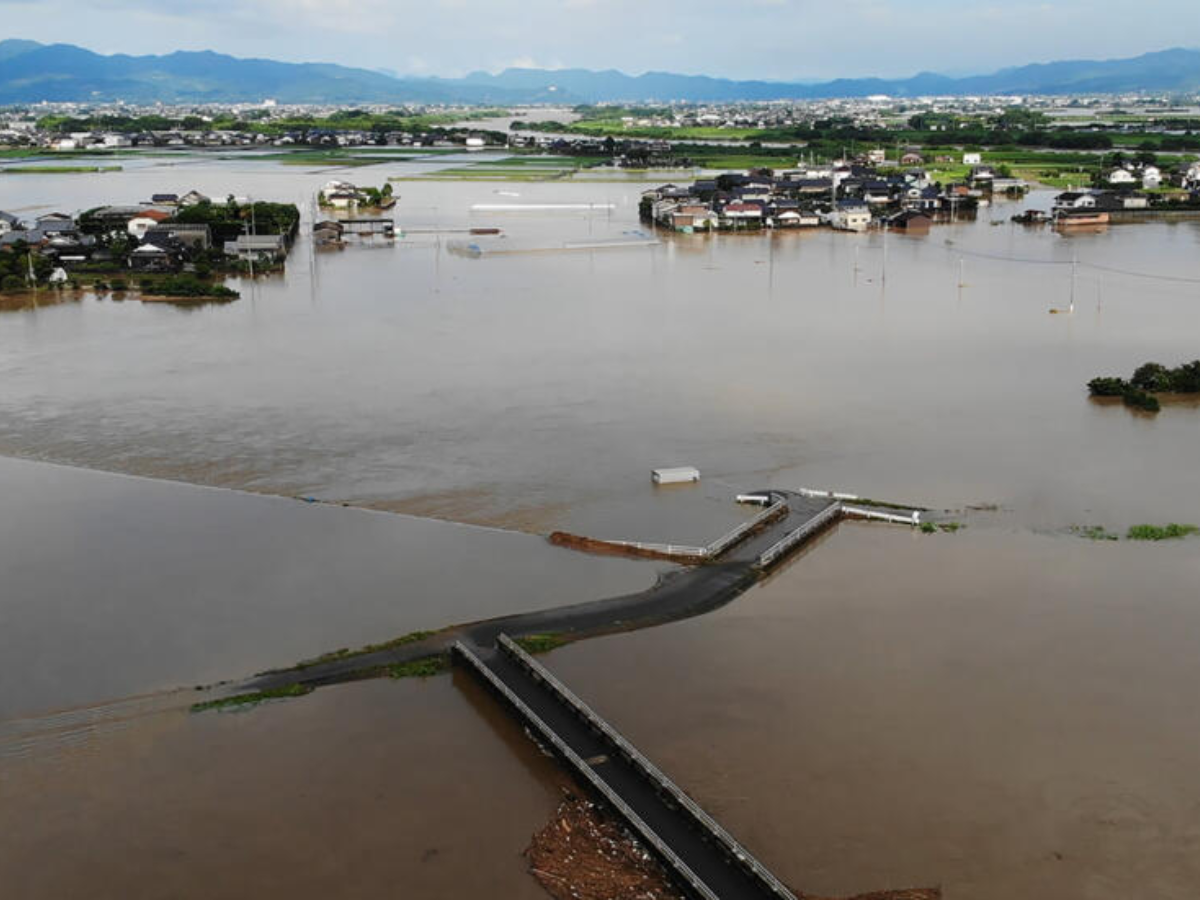 El río Chikugo, desbordado en la ciudad japonesa de Tachiarai, el 10 de julio de 2023, tras las intensas lluvias en zonas de la isla de Kyushu.
