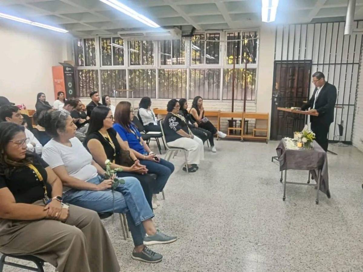 Rinden homenaje a Christian Mendoza, estudiante de Periodismo que falleció en accidente