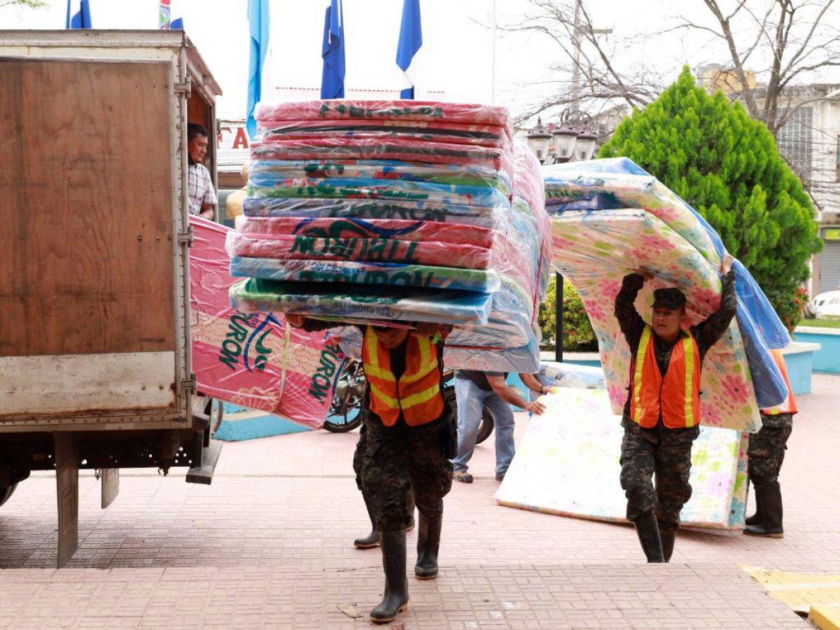 Las autoridades de a poco están llevando asistencia a las familias.