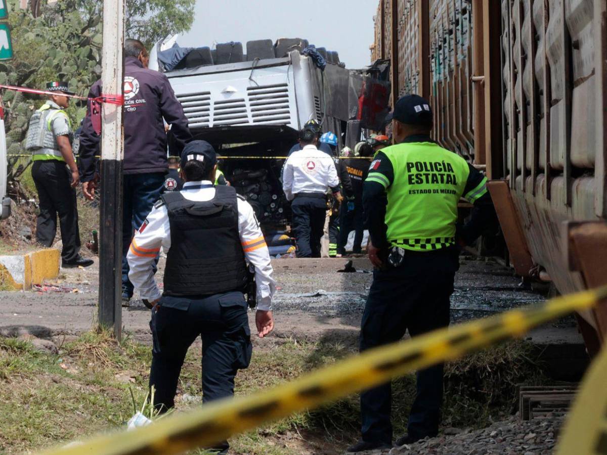 Choque mortal: ferrocarril impacta autobús de pasajeros en Atlacomulco, México