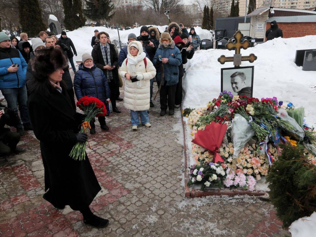 Rusos desafían al Kremlin con un tributo floral en la tumba de Alexéi Navalny
