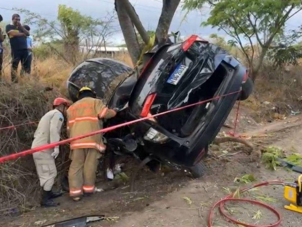 Quedó atrapado en un árbol: las imágenes del brutal accidente que deja dos muertos en Jutiquile