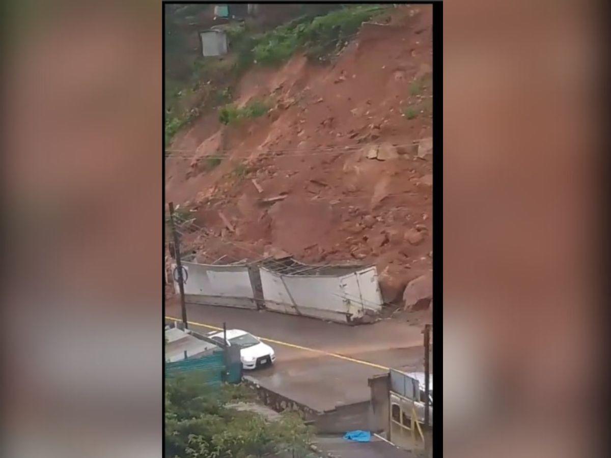 El derrumbe llegó hasta la transitaba carretera de la salida al oriente del país.