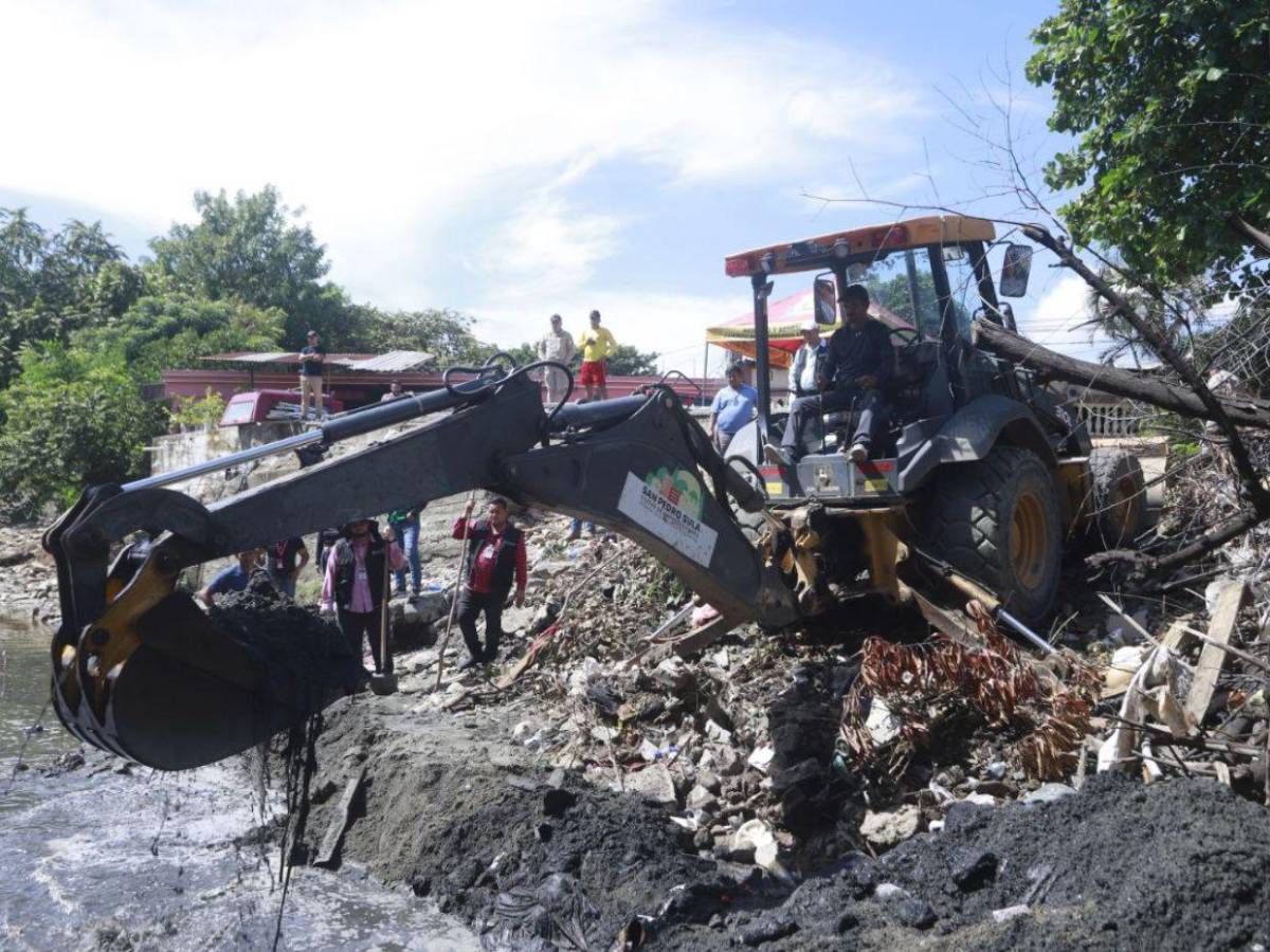 Colocan flores en la cruz de Kevin Pérez y del niño Elvis Eliú en San Pedro Sula