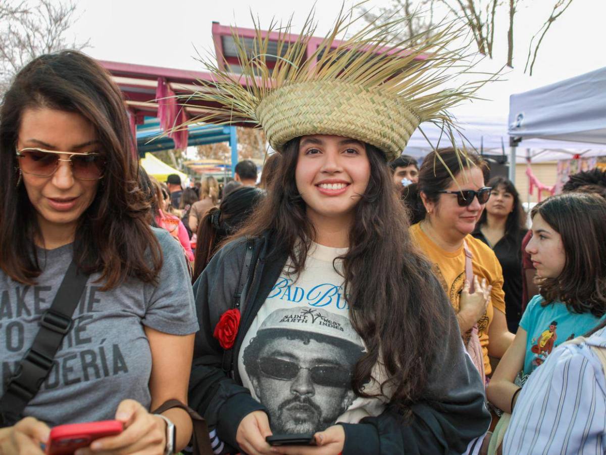 Fans de Bad Bunny en Houston celebran concurso de dobles antes del halftime show