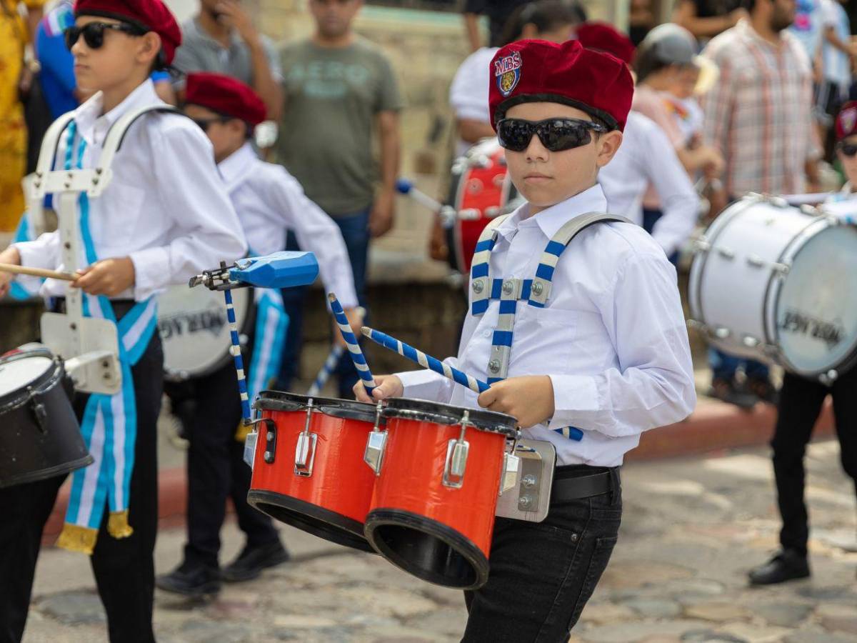 Hondureños celebran con fervor cívico los 204 años de independencia en todo el país