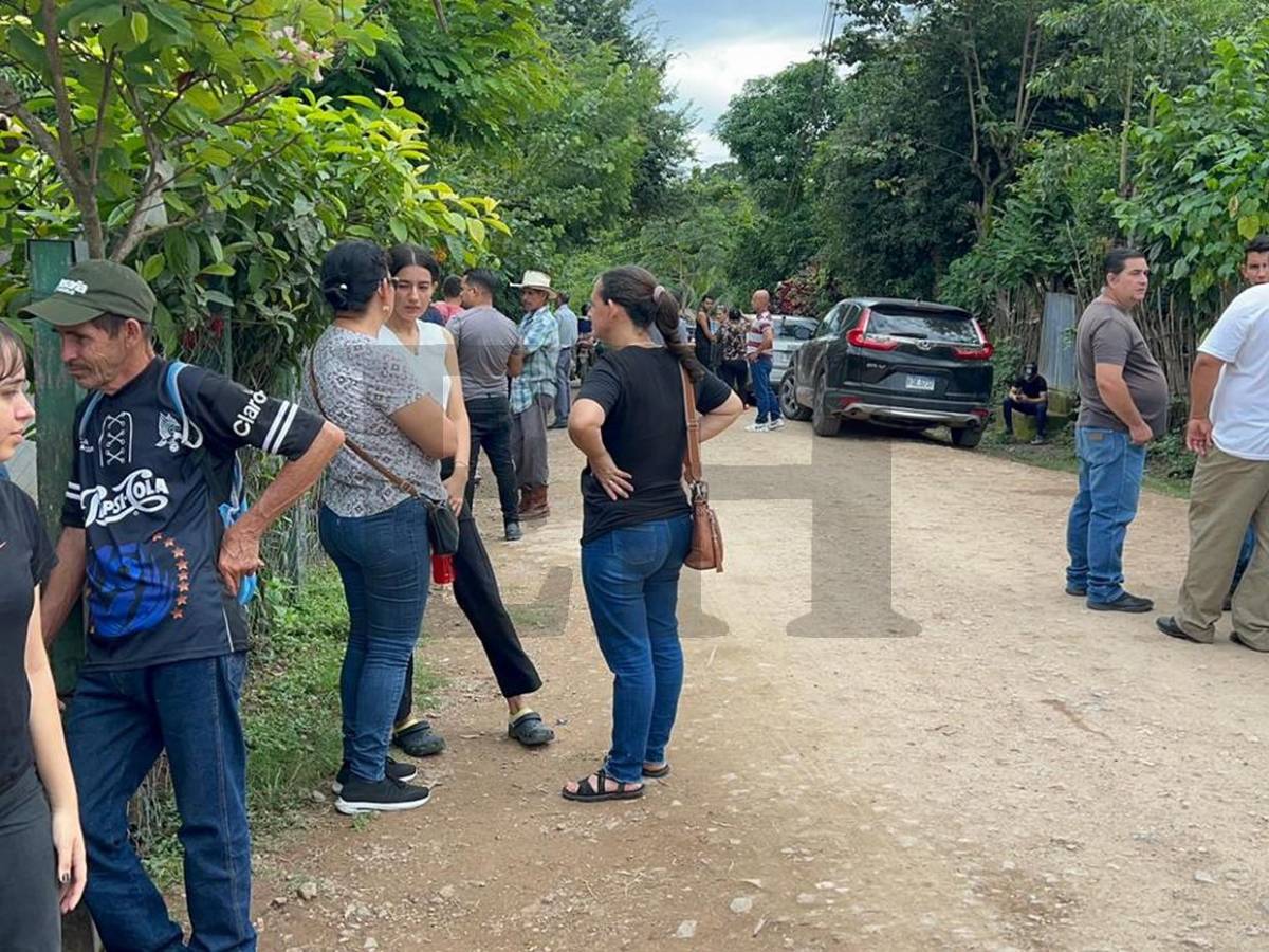 Zapatos, banderas y vidas destrozadas, evidencias en sitio del accidente en Santa Bárbara