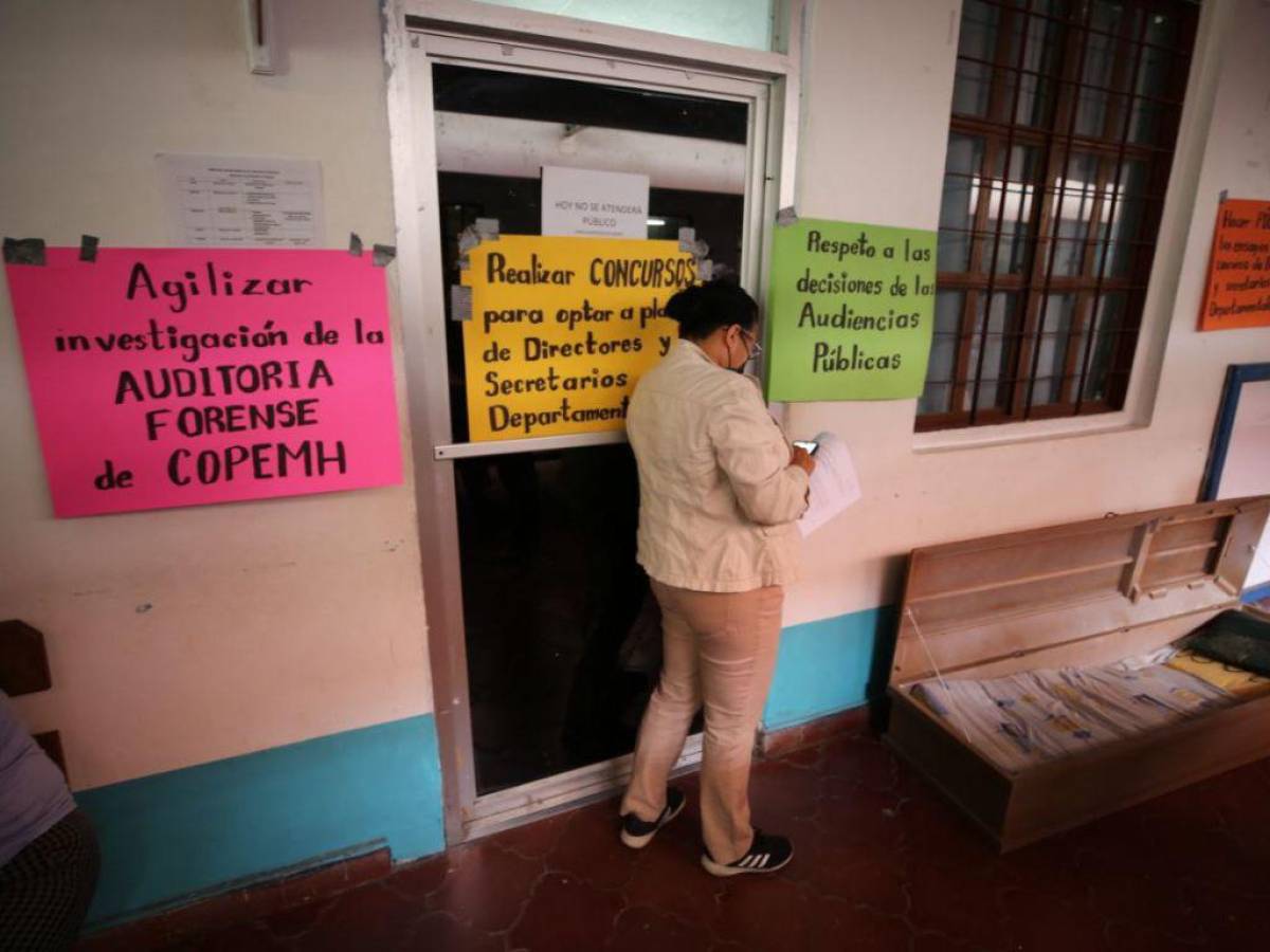 Denunciando despilfarro en Copemh y exigiendo plazas, maestros protestan en la Departamental de Educación