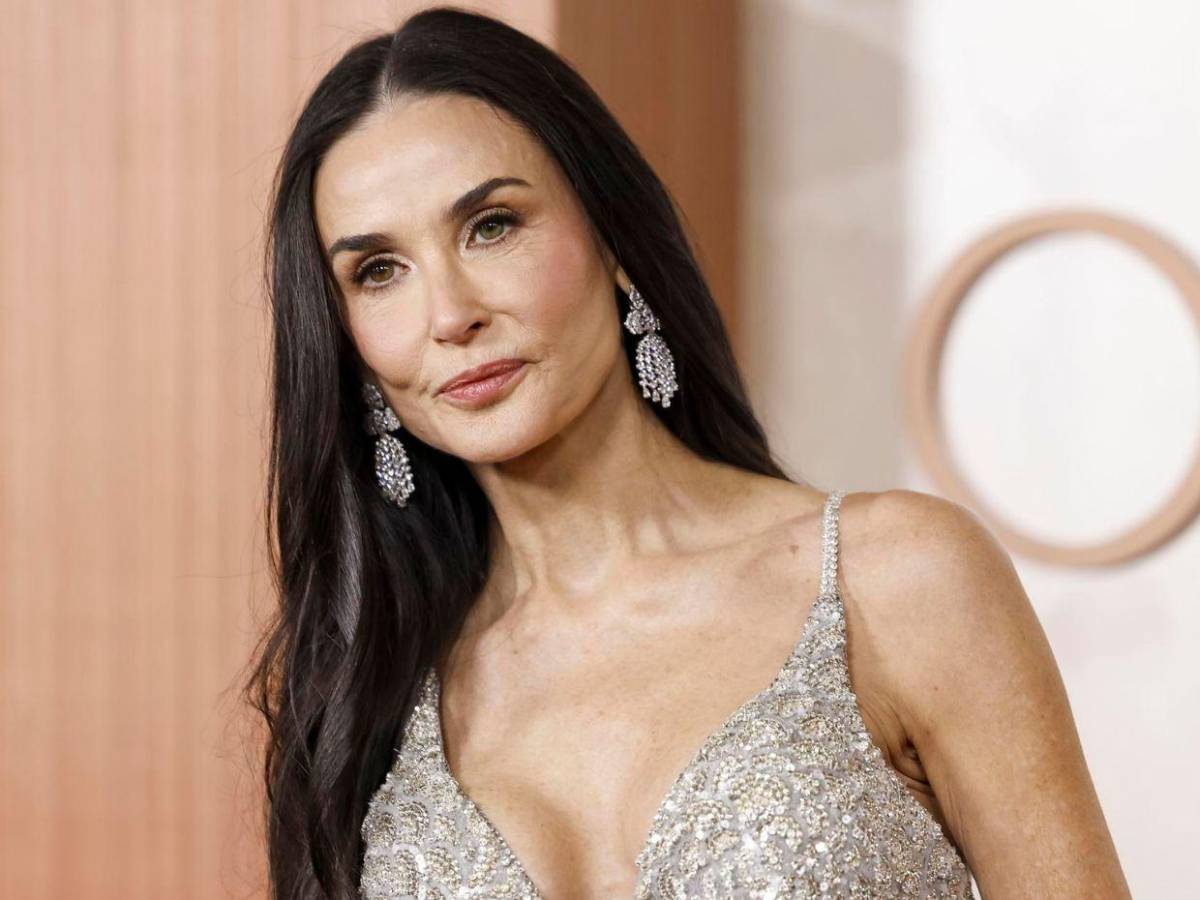 Demi Moore brilla en la alfombra roja de los Premios Oscar 2025