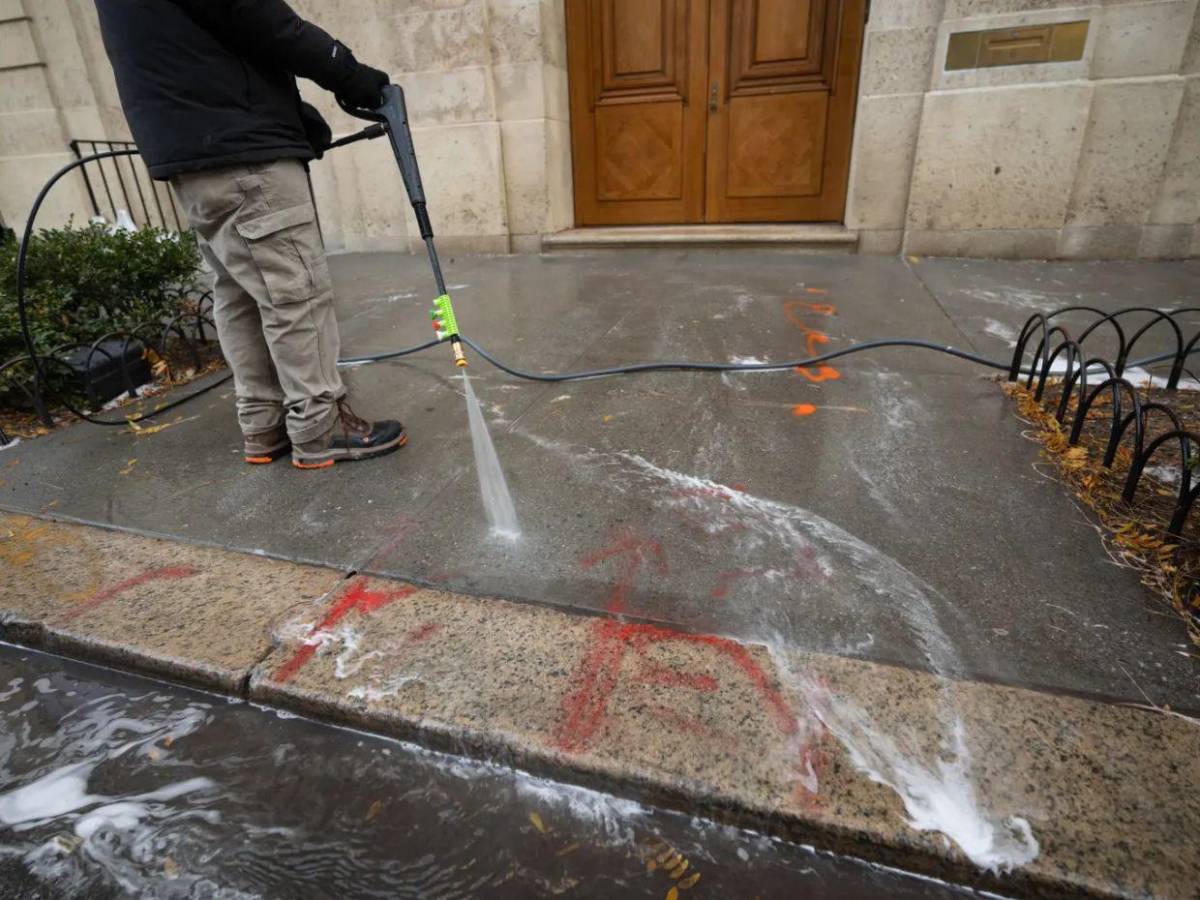Vandalizan mansión de Jeffrey Epstein con mensajes de apoyo a Luigi Mangione Vandalizan mansión de Jeffrey Epstein con mensajes de apoyo a Luigi Mangione