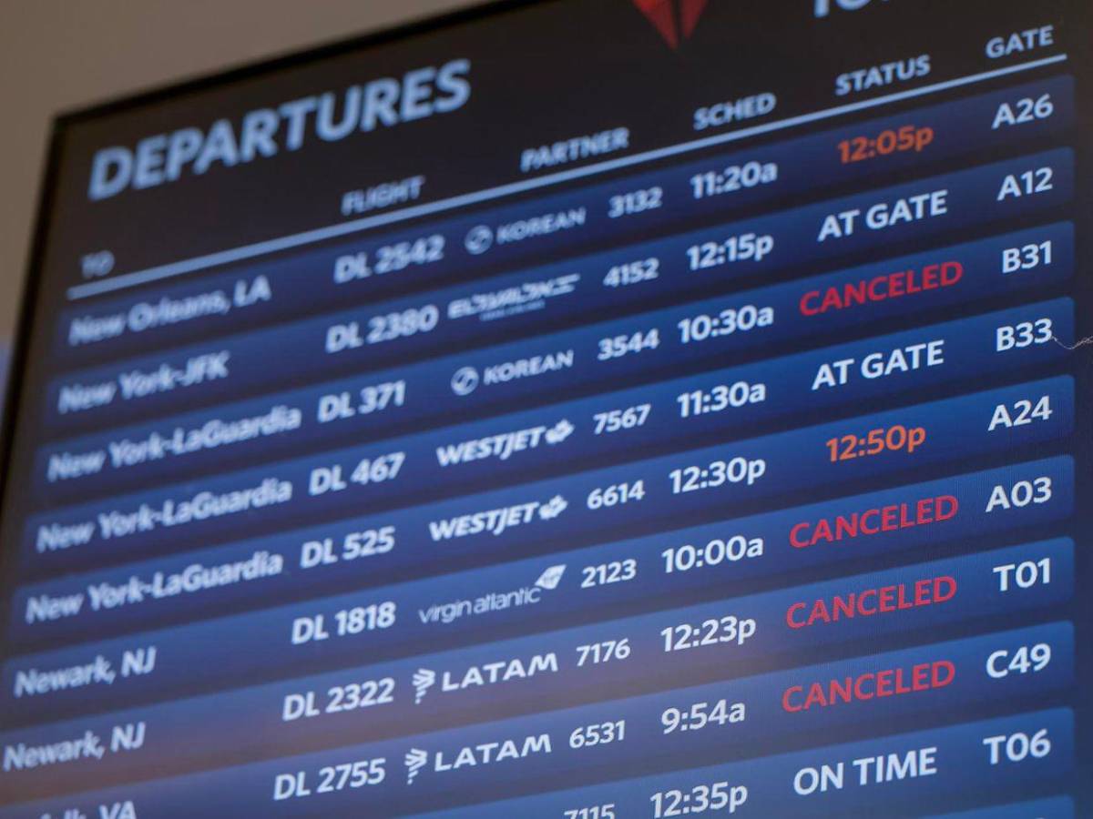 Trump amenaza con reducir el sueldo a los controladores aéreos ausentes por cierre federal