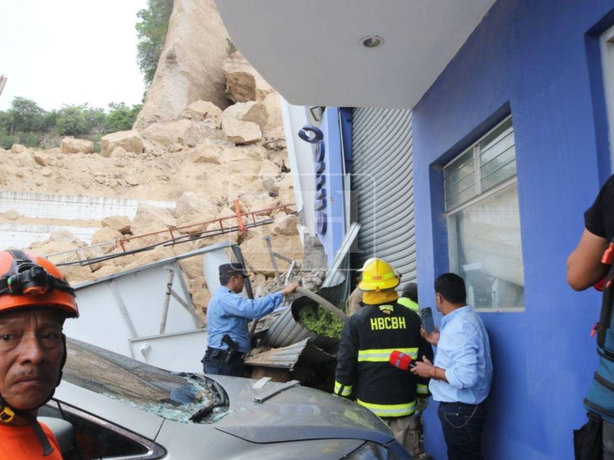 Titánica labor de bomberos, FF AA y policías para rescatar a personas atrapadas en bodegas