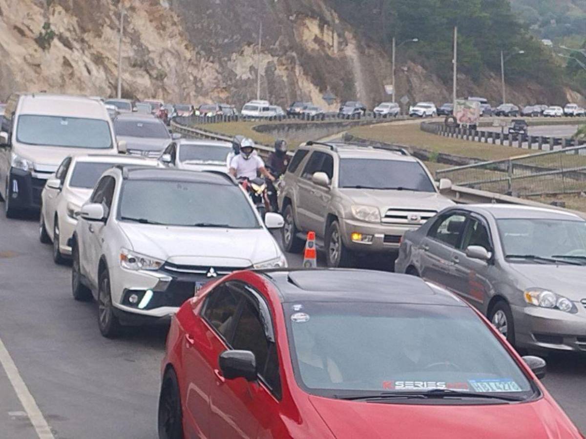 En caravanas y con retenes policiales, viajeros comienzan retorno a Tegucigalpa En caravanas y con retenes policiales, viajeros comienzan retorno a Tegucigalpa