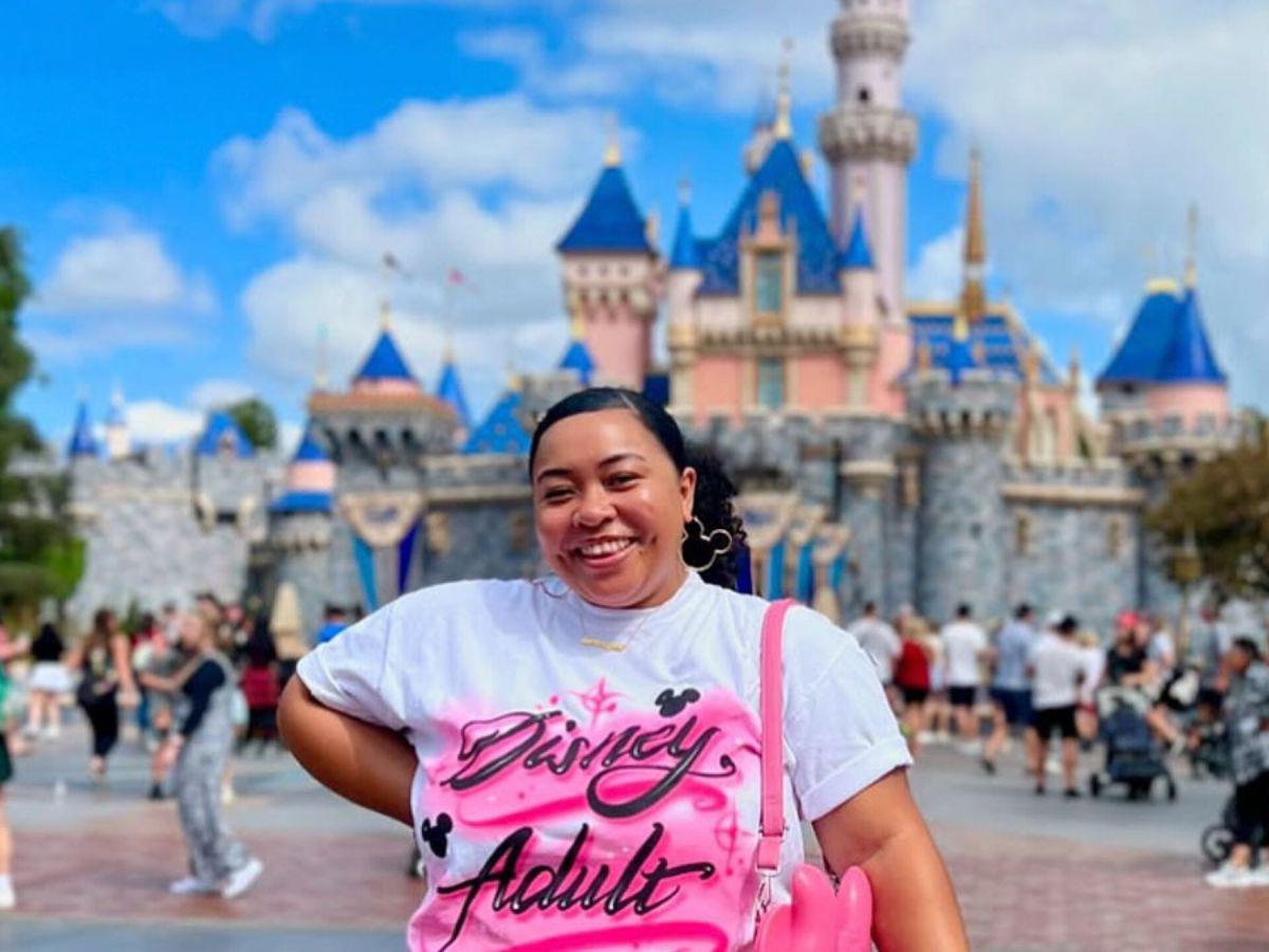Fallece influencer de Disney a los 34 años tras una reacción alérgica durante cena navideña