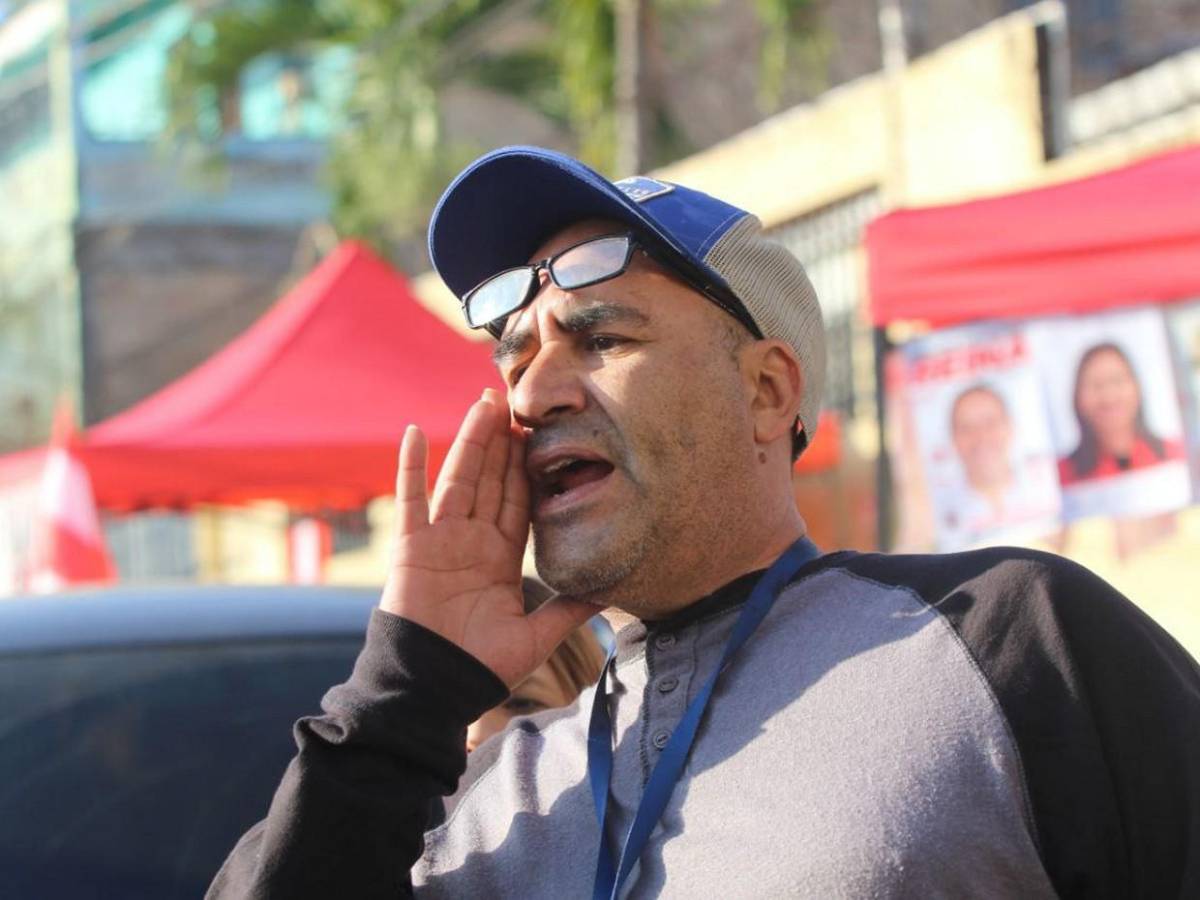 “Llorón traidor” le gritan a Jorge Cálix simpatizantes de Libre en su centro de votación