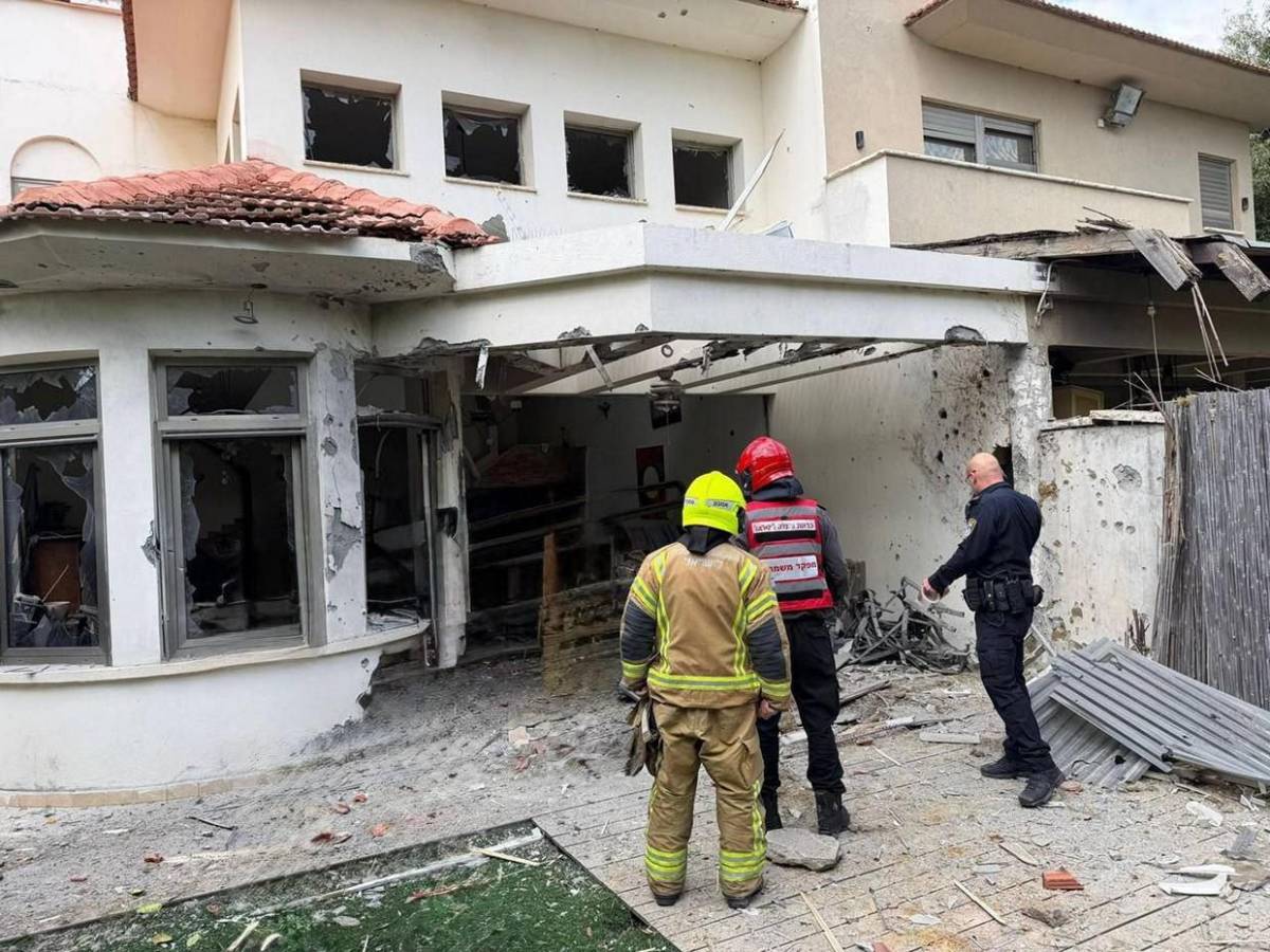 Destrozos y dos muertos en Tel Aviv tras última andanada de misiles de Irán