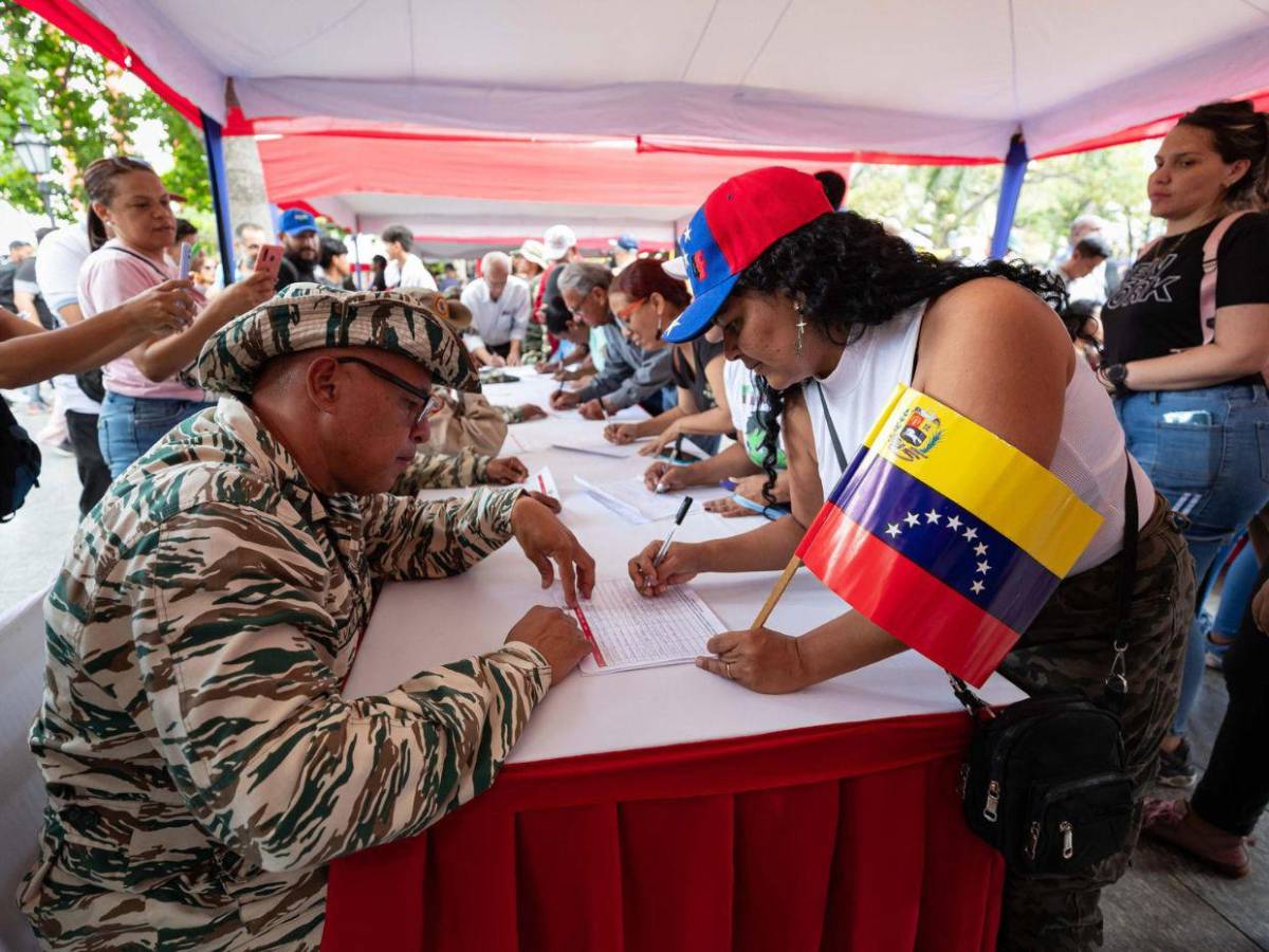 Chavistas acuden en Caracas a alistarse en la Milicia e instan a la población a sumarse