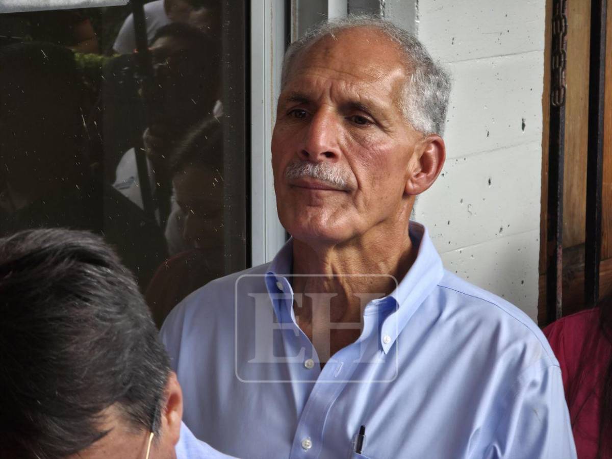 Haciendo fila y tomándose fotos con los votantes: así llegó a votar Nasry Asfura