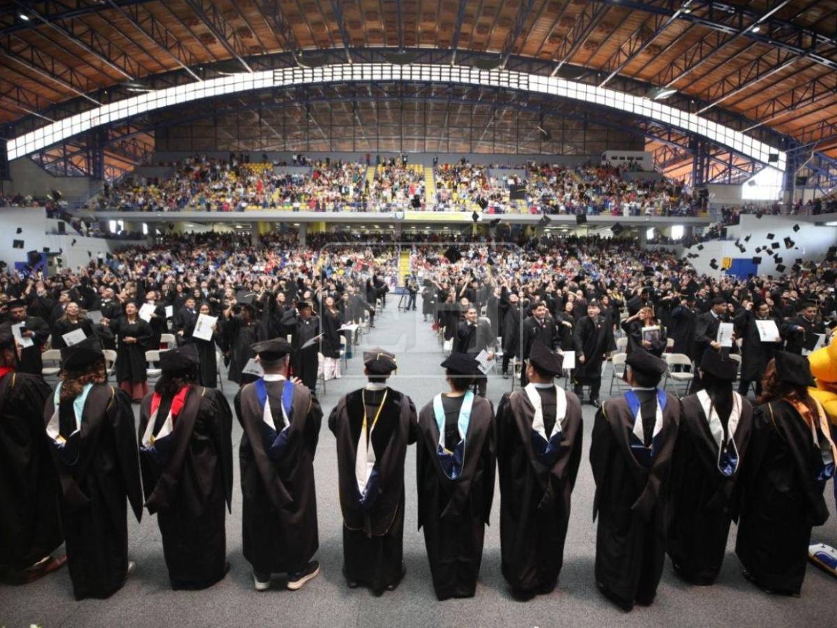 Tras años de esfuerzo, más de mil estudiantes reciben su título en la UNAH