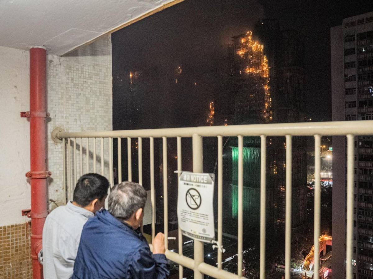 Sube a 36 la cifra de muertos por voraz incendio en edificios de Hong Kong
