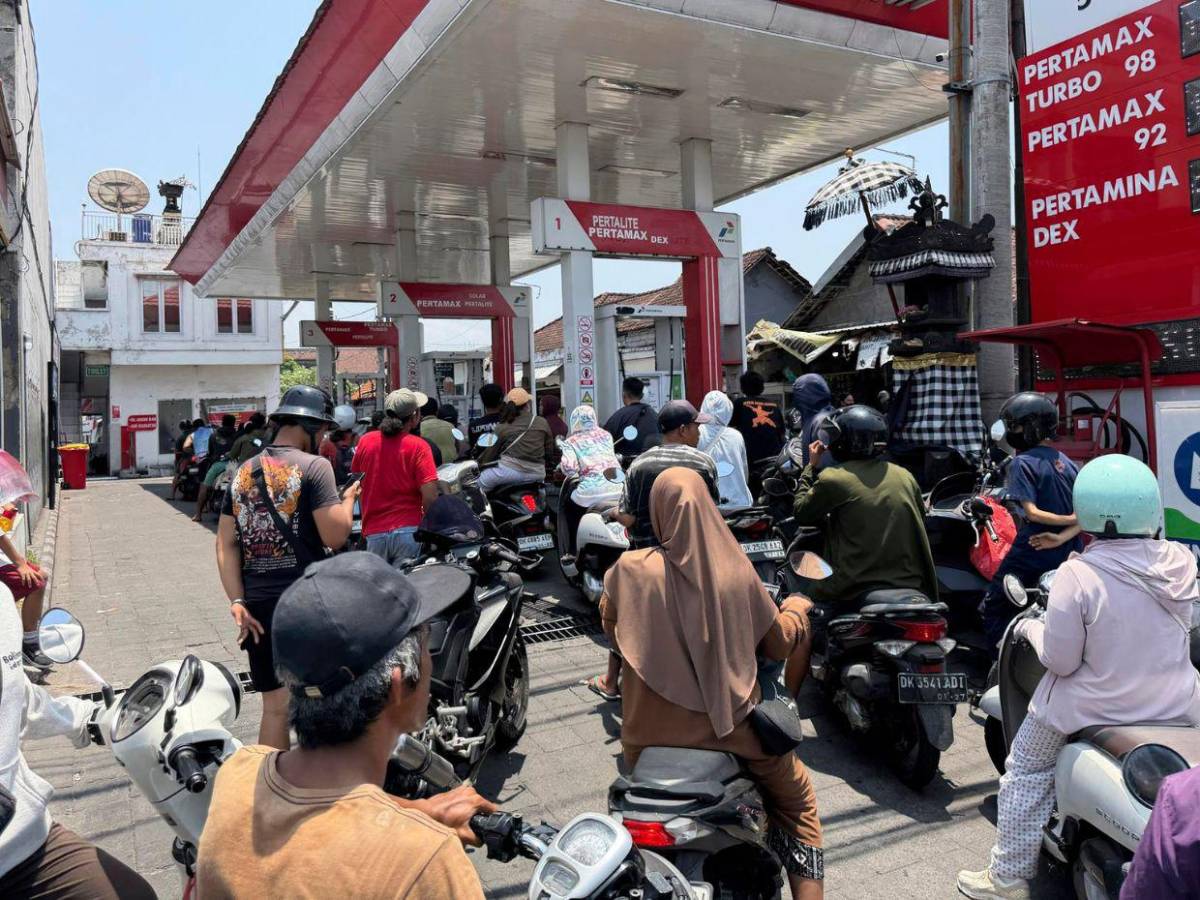 Escasez de combustible provoca largas filas en Bali