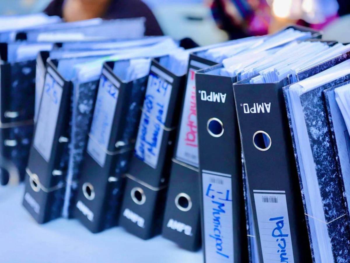 Jorge Aldana monta un campamento en defensa del voto frente al Infop