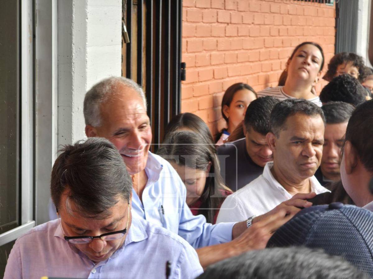 Haciendo fila y tomándose fotos con los votantes: así llegó a votar Nasry Asfura