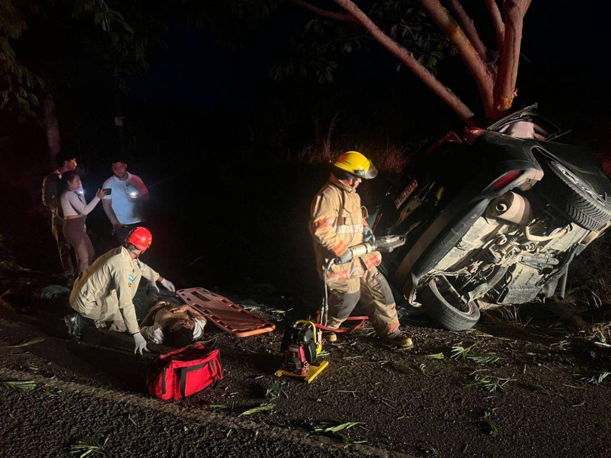 Quedó atrapado en un árbol: las imágenes del brutal accidente que deja dos muertos en Jutiquile