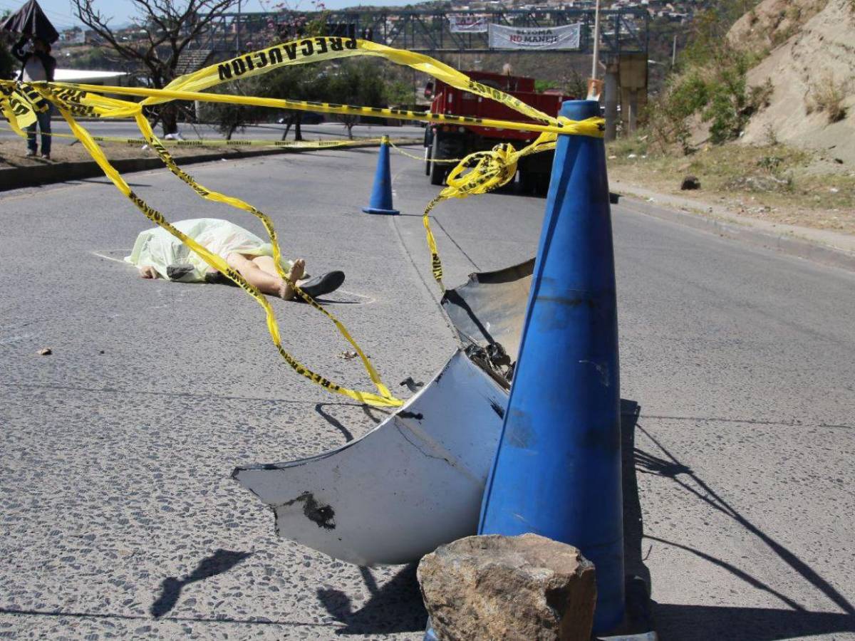 A pocos metros del puente peatonal murió arrollada señora en el anillo periférico